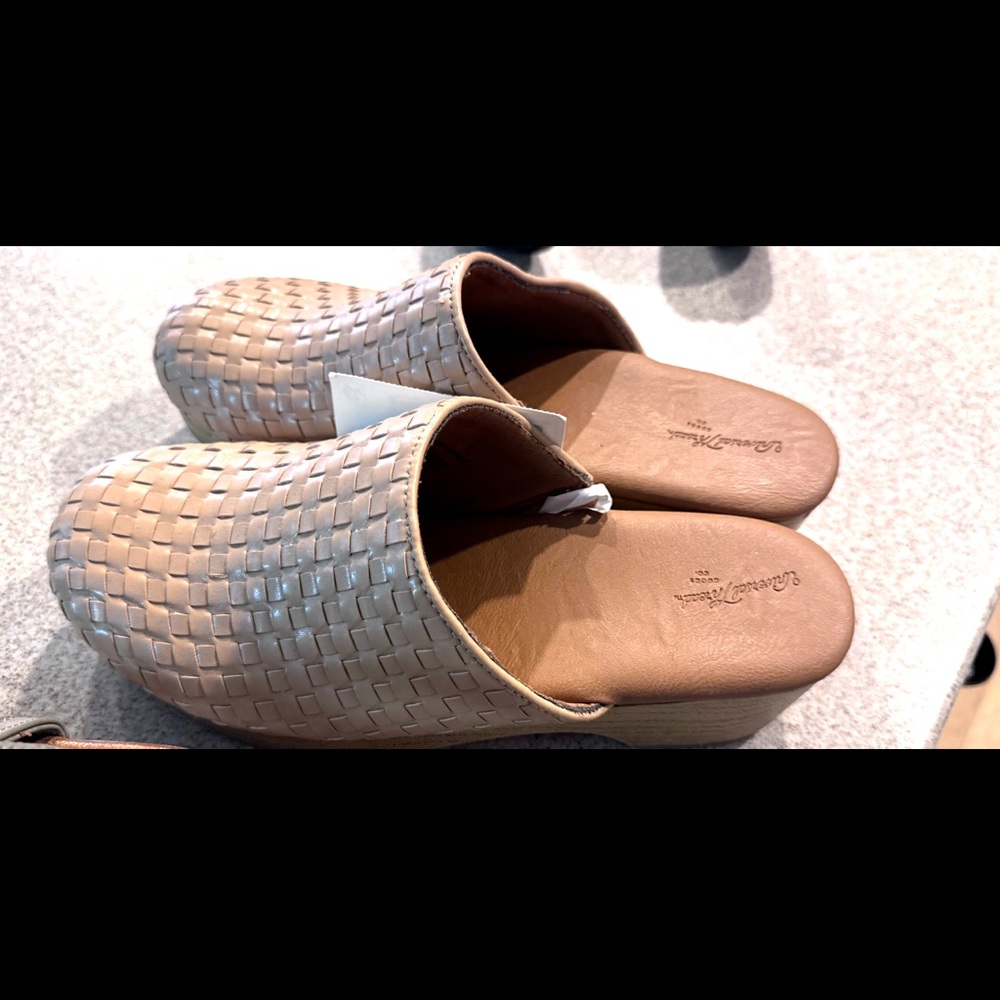 Universal Thread Woven Beige Mules